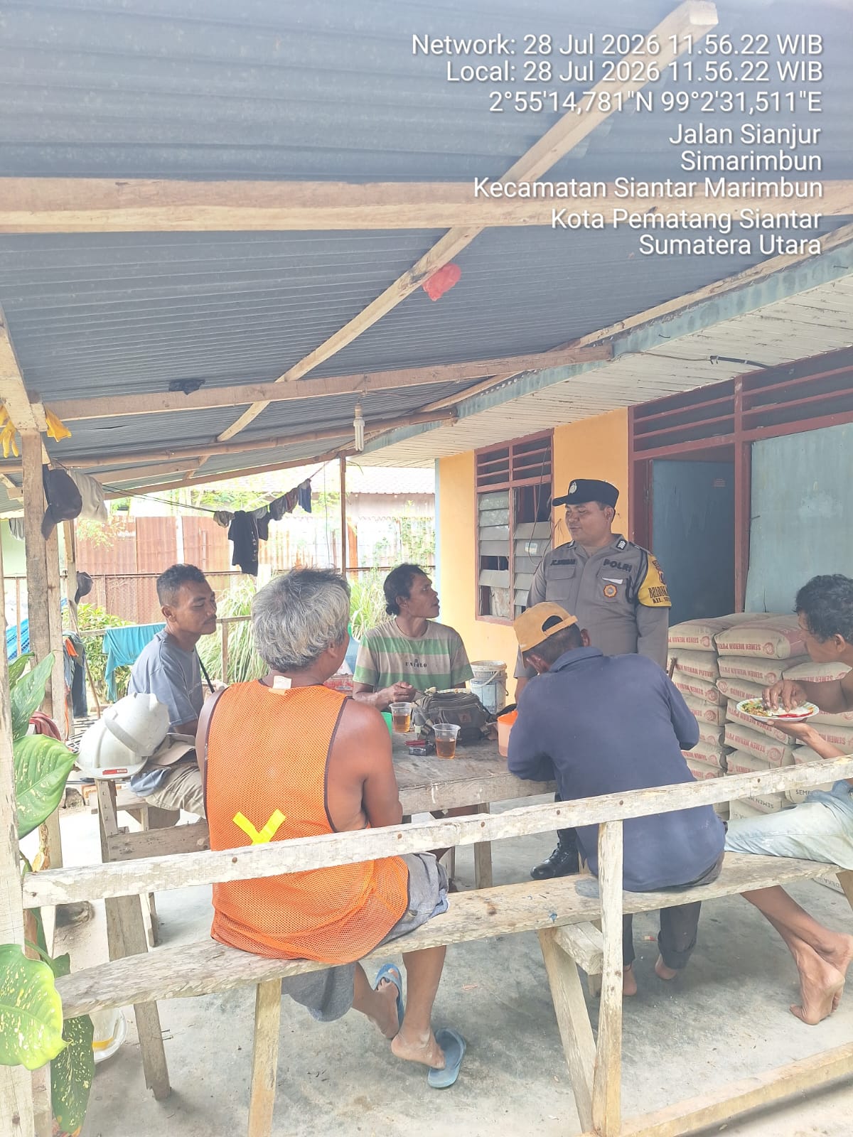Cegah Gangguan Keselamatan, Bhabinkamtibmas Polsek Siantar Marihat Sambangi Proyek Drainase dan Ingatkan Kebersihan Jalan
