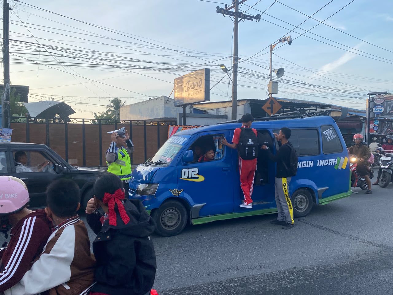 Cegah Pelajar Jadi Korban Kecelakaan, Satlantas Polres Pematangsiantar Tegas Larang Penumpang Naik di Atas Kap Angkot