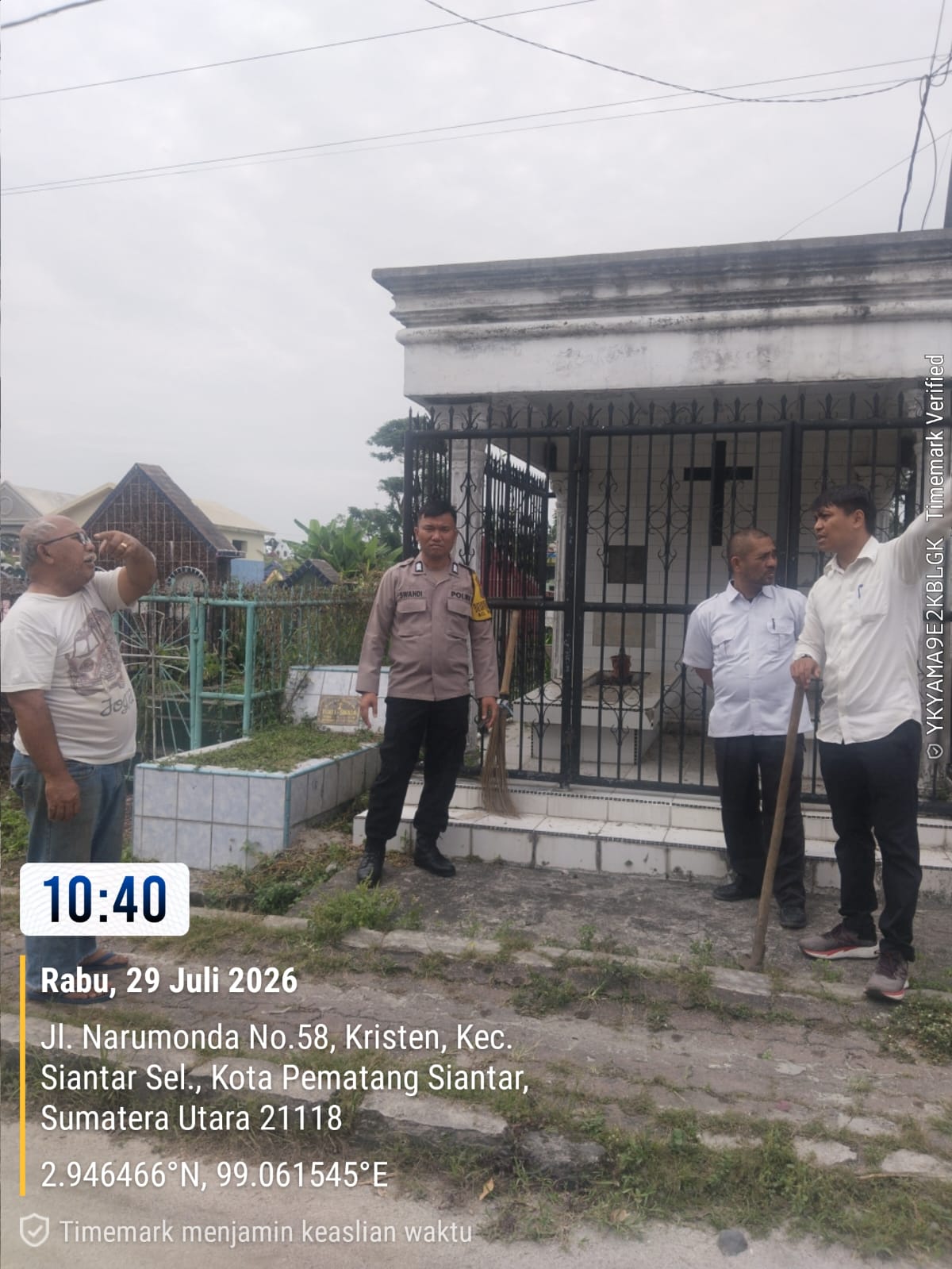 Cegah Banjir Sejak Dini, Bhabinkamtibmas Polsek Siantar Selatan Gotong Royong Bersama Warga Bersihkan Drainase