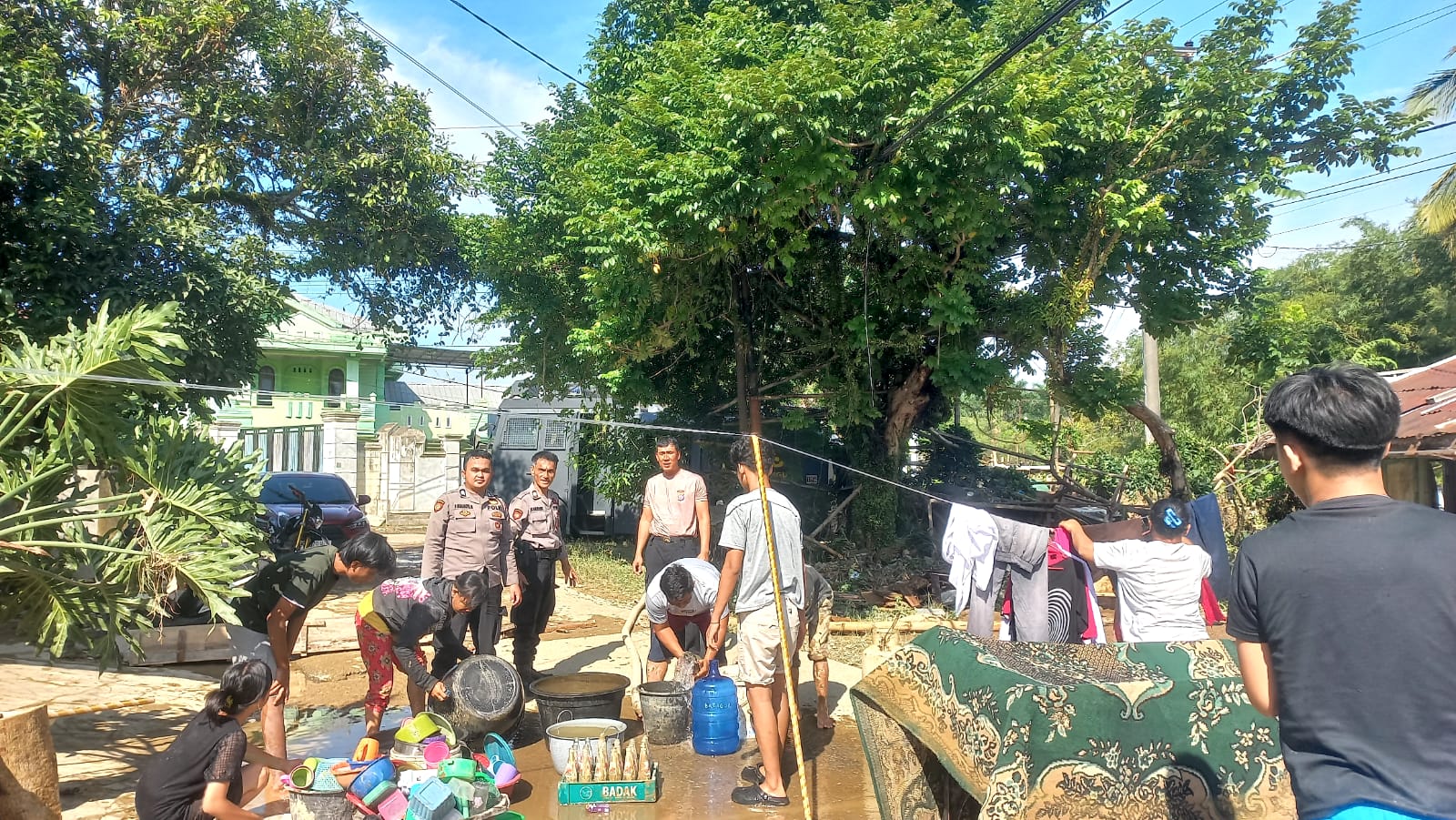 Tak Hanya Evakuasi, Polres Simalungun Dirikan Dapur Umum dan Distribusikan Air Bersih untuk Ratusan Korban Banjir