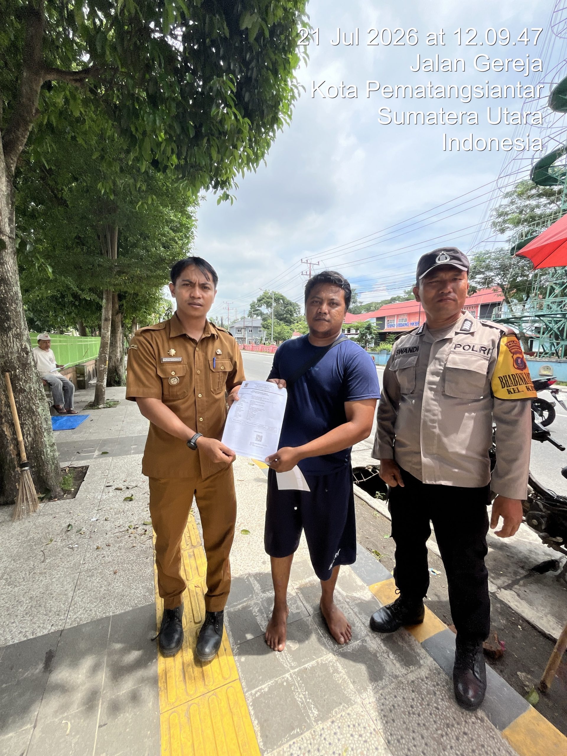 Sambangi PKL di Jalan Gereja, Bhabinkamtibmas Polsek Siantar Selatan Edukasi Ketertiban dan Sosialisasikan Call Center 110