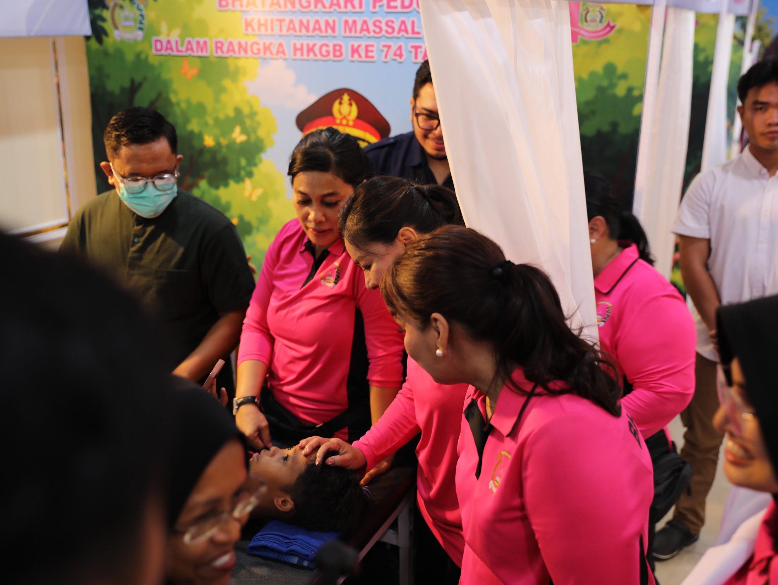 Peringati HKGB ke-74, Polrestabes Medan dan Bhayangkari Gelar Khitanan Massal untuk Masyarakat