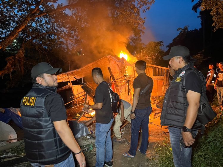 Dapat Perlawanan Warga, Satresnarkoba Polrestabes Medan Bumihanguskan Sarang Narkoba di Klambir V