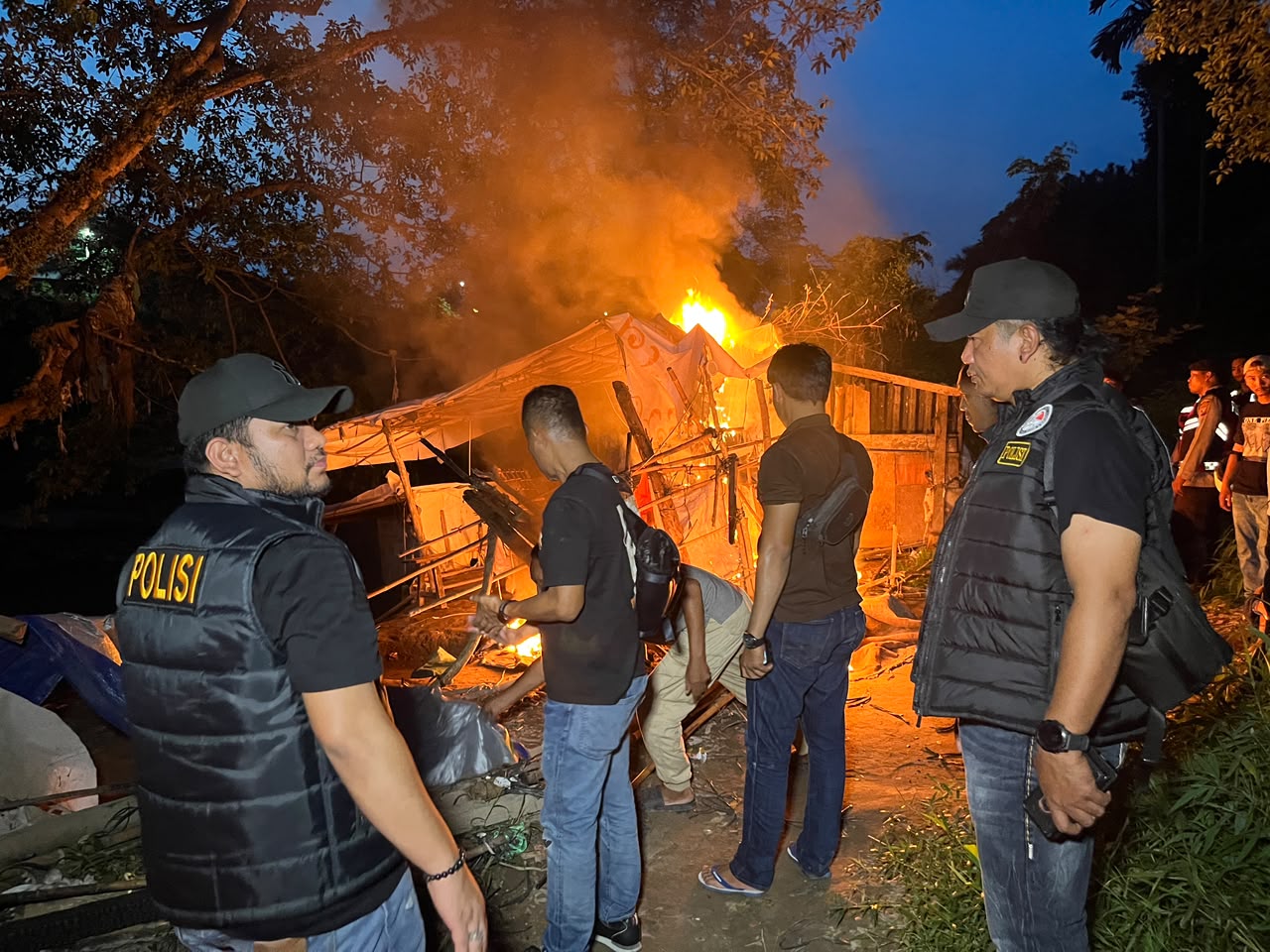 Dapat Perlawanan Warga, Satresnarkoba Polrestabes Medan Bumihanguskan Sarang Narkoba di Klambir V