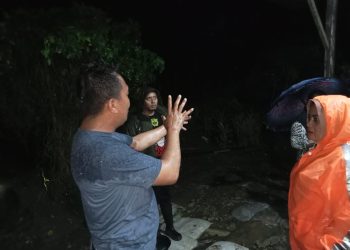 Hujan Deras dan Angin Kencang Robohkan Tembok Pesantren, Personel Polsek Siantar Martoba Sigap Evakuasi Korban