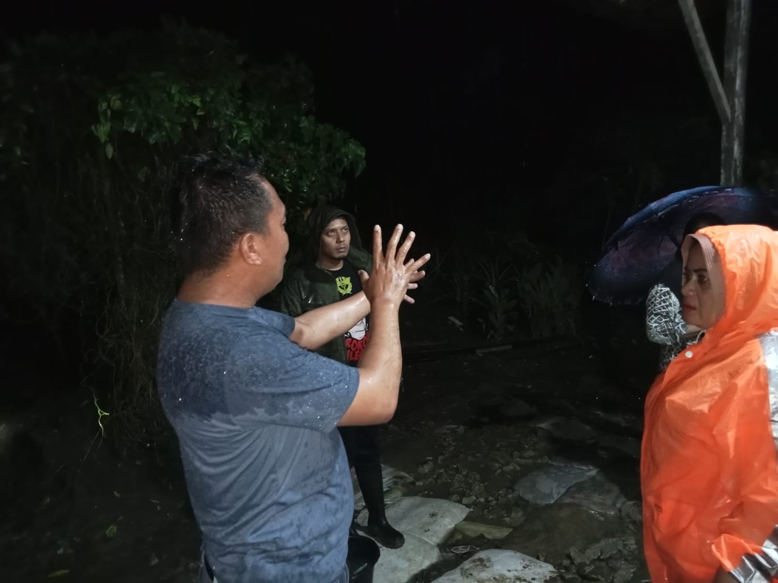 Hujan Deras dan Angin Kencang Robohkan Tembok Pesantren, Personel Polsek Siantar Martoba Sigap Evakuasi Korban