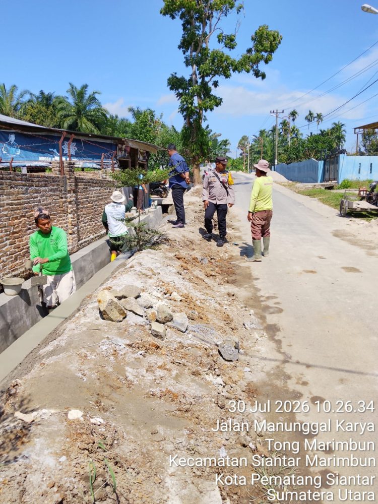 Bhabinkamtibmas Polsek Siantar Marihat Tinjau Pembangunan Drainase, Ajak Pokmas Jaga Kamtibmas