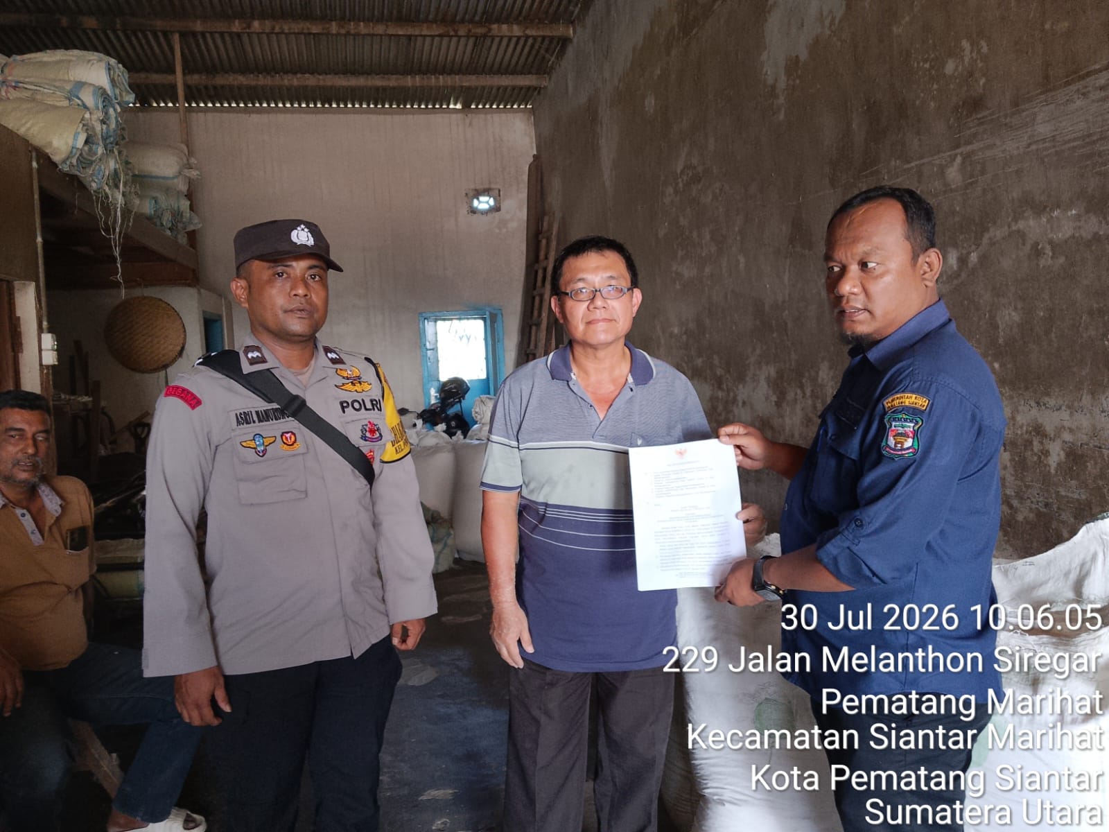 Bangkitkan Semangat Nasionalisme, Polsek Siantar Marihat Bersama Lurah Bagikan Surat Edaran Wali Kota kepada Warga