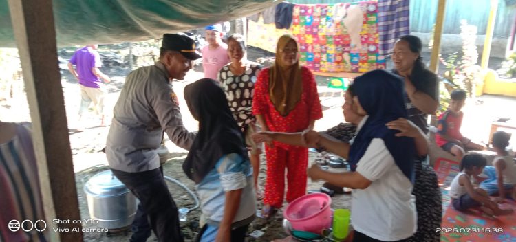 Sambut HUT ke-81 RI, Kapolsek Siantar Martoba AKP Martua Manik Turun Langsung Bantu Korban Banjir, Tebar Kepedulian di Pondok Sayur