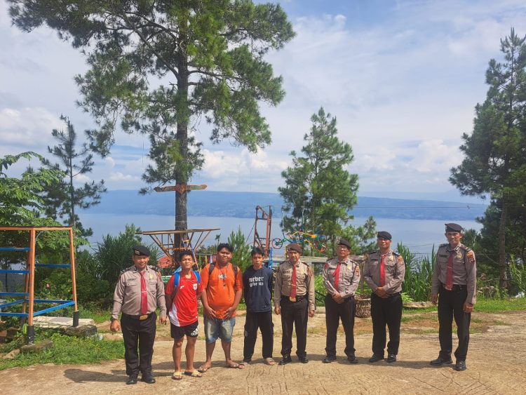 Polres Simalungun Hadirkan Rasa Aman di Danau Toba, Senyum Ramah AIPDA Rolan Manik Curi Perhatian Wisatawan