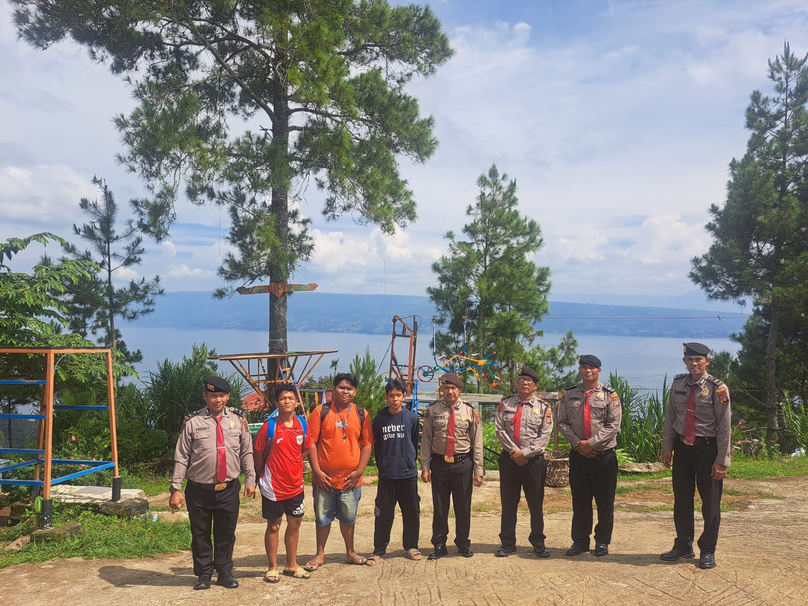 Polres Simalungun Hadirkan Rasa Aman di Danau Toba, Senyum Ramah AIPDA Rolan Manik Curi Perhatian Wisatawan
