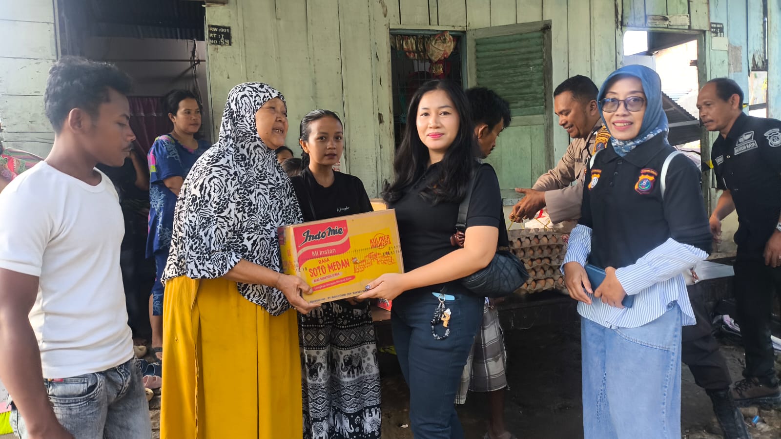 Polsek Siantar Martoba Dampingi Bankom Salurkan Bansos, Korban Longsor Terima Uluran Tangan Penuh Kepedulian