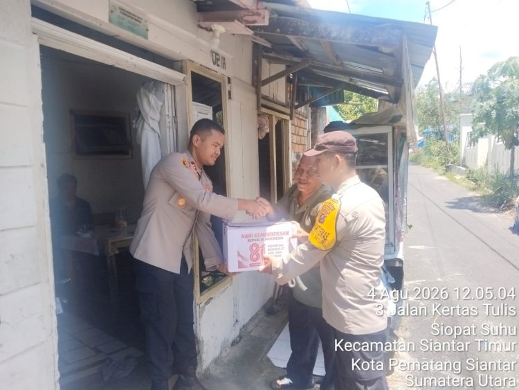 Sambut HUT RI ke-81, Kapolsek Siantar Timur Salurkan Sembako untuk Tukang Semir Sepatu