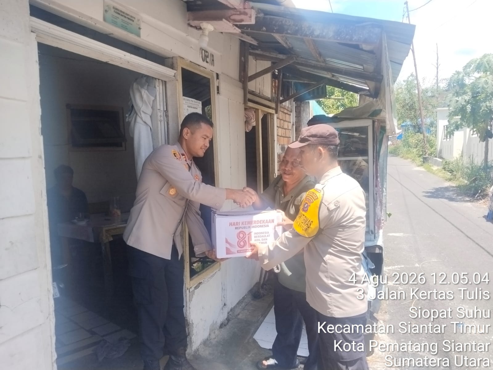 Sambut HUT RI ke-81, Kapolsek Siantar Timur Salurkan Sembako untuk Tukang Semir Sepatu
