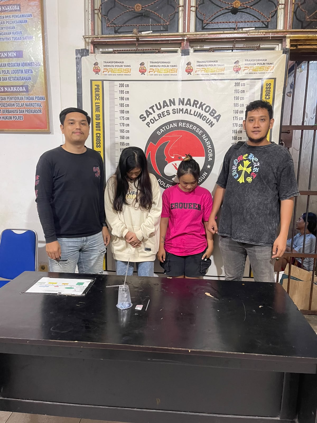 Digerebek di Kamar Tempat Hiburan Malam, Dua Perempuan Diduga Baru Pakai Sabu Menangis Saat Diamankan Polisi
