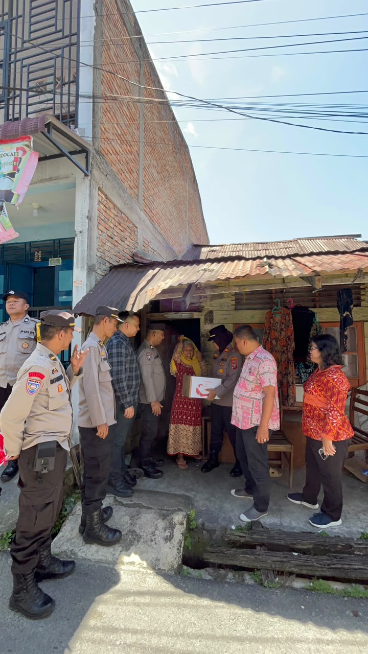 Sambut HUT RI Ke-81, Polsek Siantar Utara Tebar Bansos dan Kibarkan Semangat Merah Putih di Permukiman Warga