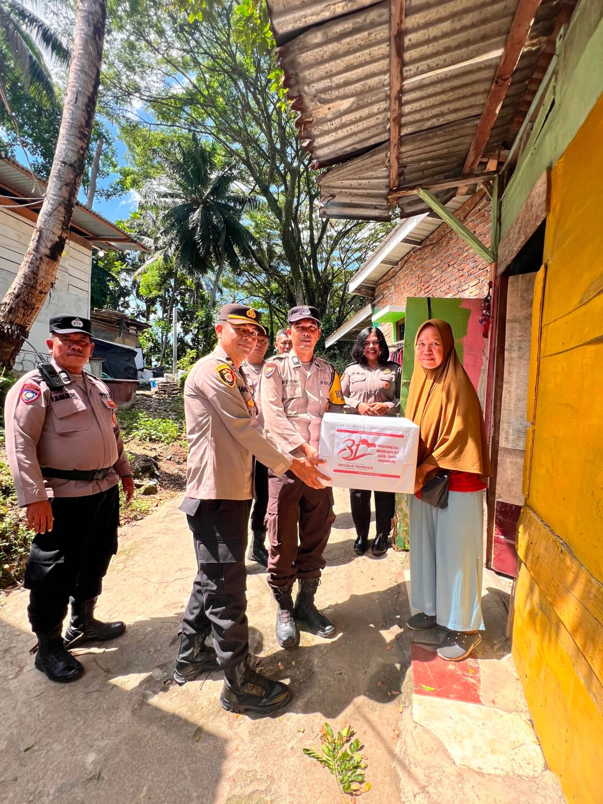 Polsek Siantar Selatan Hadir untuk Warga, Bansos Disalurkan dan Bendera Merah Putih Dipasang Jelang HUT RI ke-81