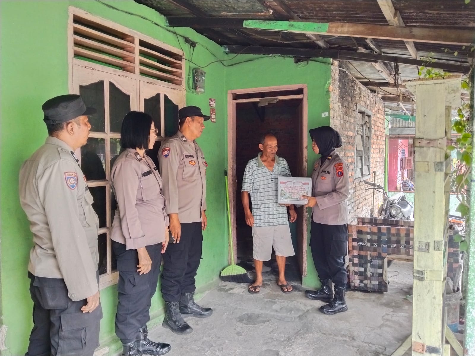 Sambut HUT RI ke-81, Polsek Siantar Barat Turun Langsung Bantu Warga yang Membutuhkan