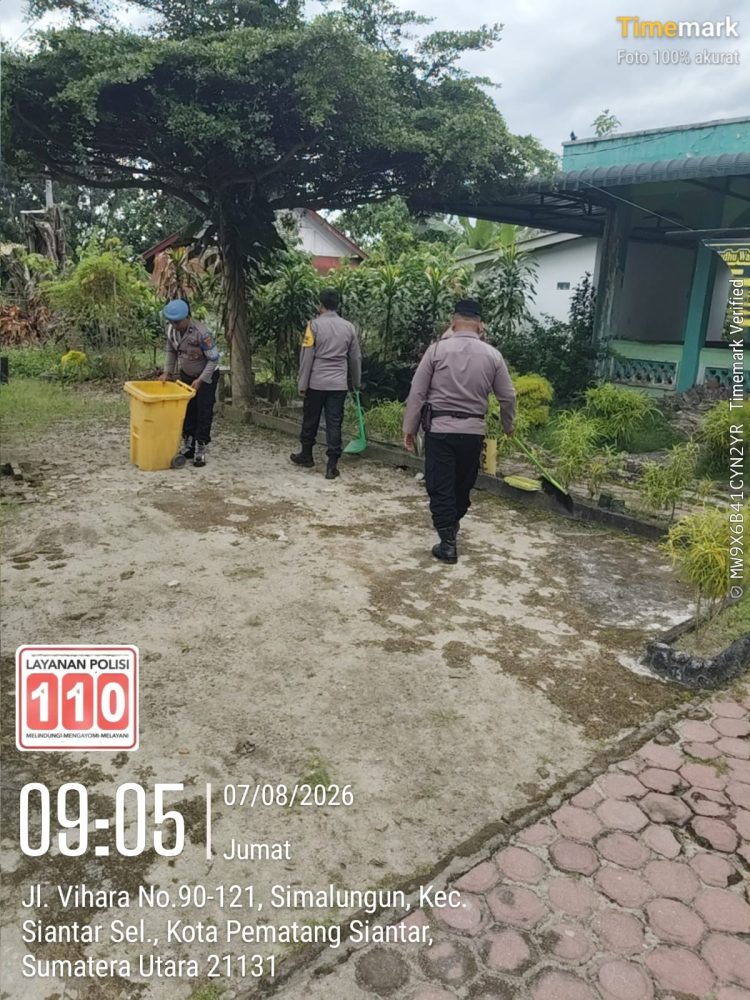 Bukan Sekadar Menjaga Kamtibmas, Polsek Siantar Selatan Bersihkan Rumah Ibadah Jelang HUT RI