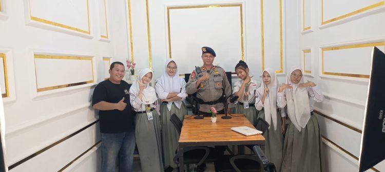 Brimob Masuk Sekolah, Wadanden Gegana Suntik Semangat dan Disiplin kepada Pelajar SMAS Dwitunggal