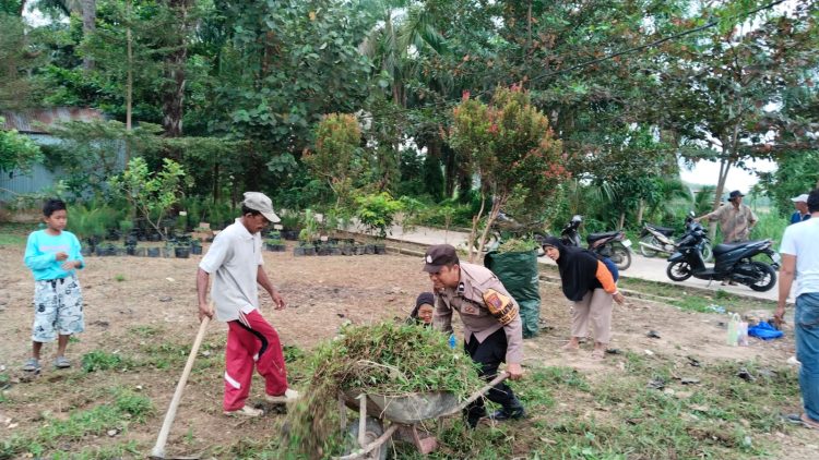 Sambut HUT RI ke-81, Bhabinkamtibmas dan Warga Bah Sorma Gotong Royong Sulap Lahan Jadi Arena Lomba