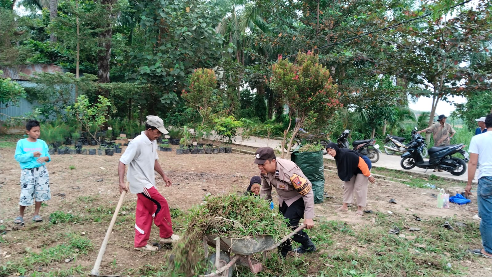Sambut HUT RI ke-81, Bhabinkamtibmas dan Warga Bah Sorma Gotong Royong Sulap Lahan Jadi Arena Lomba