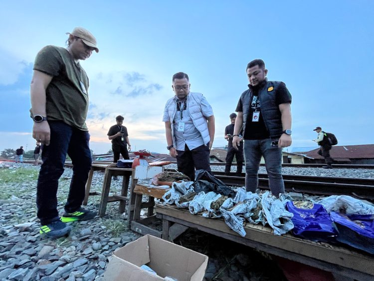 Polrestabes Medan Ratakan Sarang Narkoba di Bantaran Rel KA Medan–Kualanamu