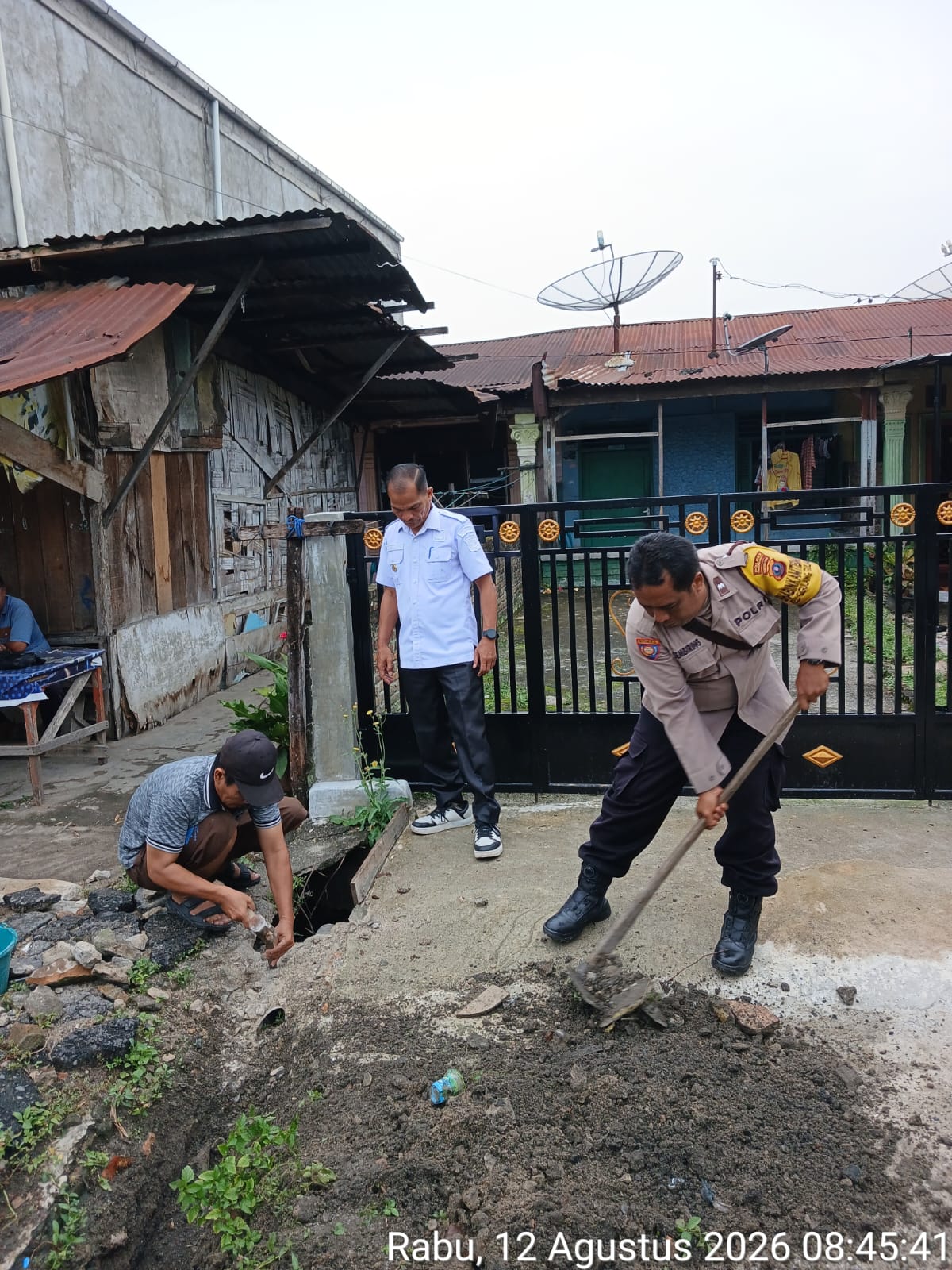 Polisi dan Warga Turun Tangan, Genangan Air di Jalan Bah Biak Kiri Dibersihkan
