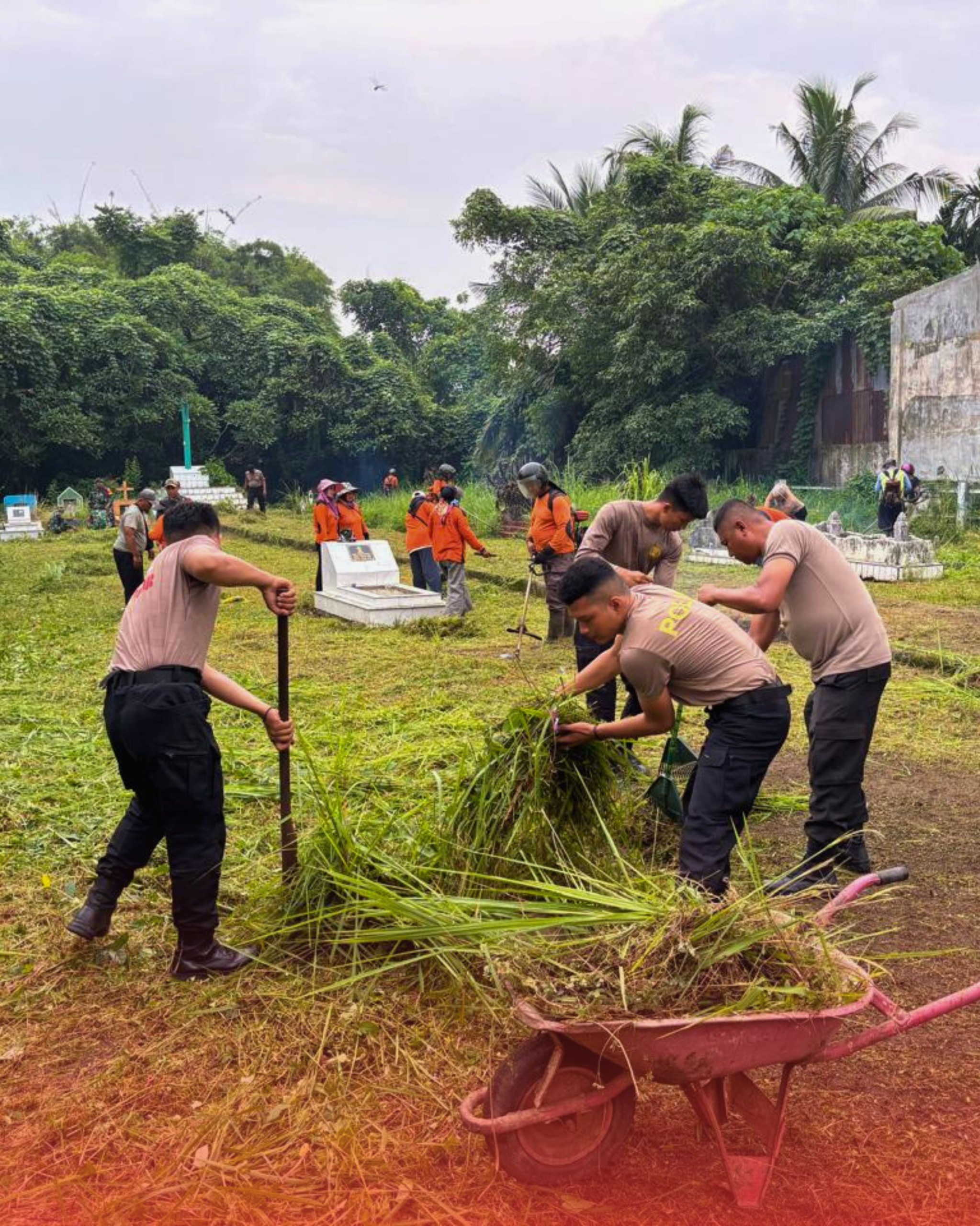 Jelang HUT RI ke-81, Brimob dan Forkopimcam “Hidupkan” Kembali Semangat Pahlawan di TMP Tanjung Morawa
