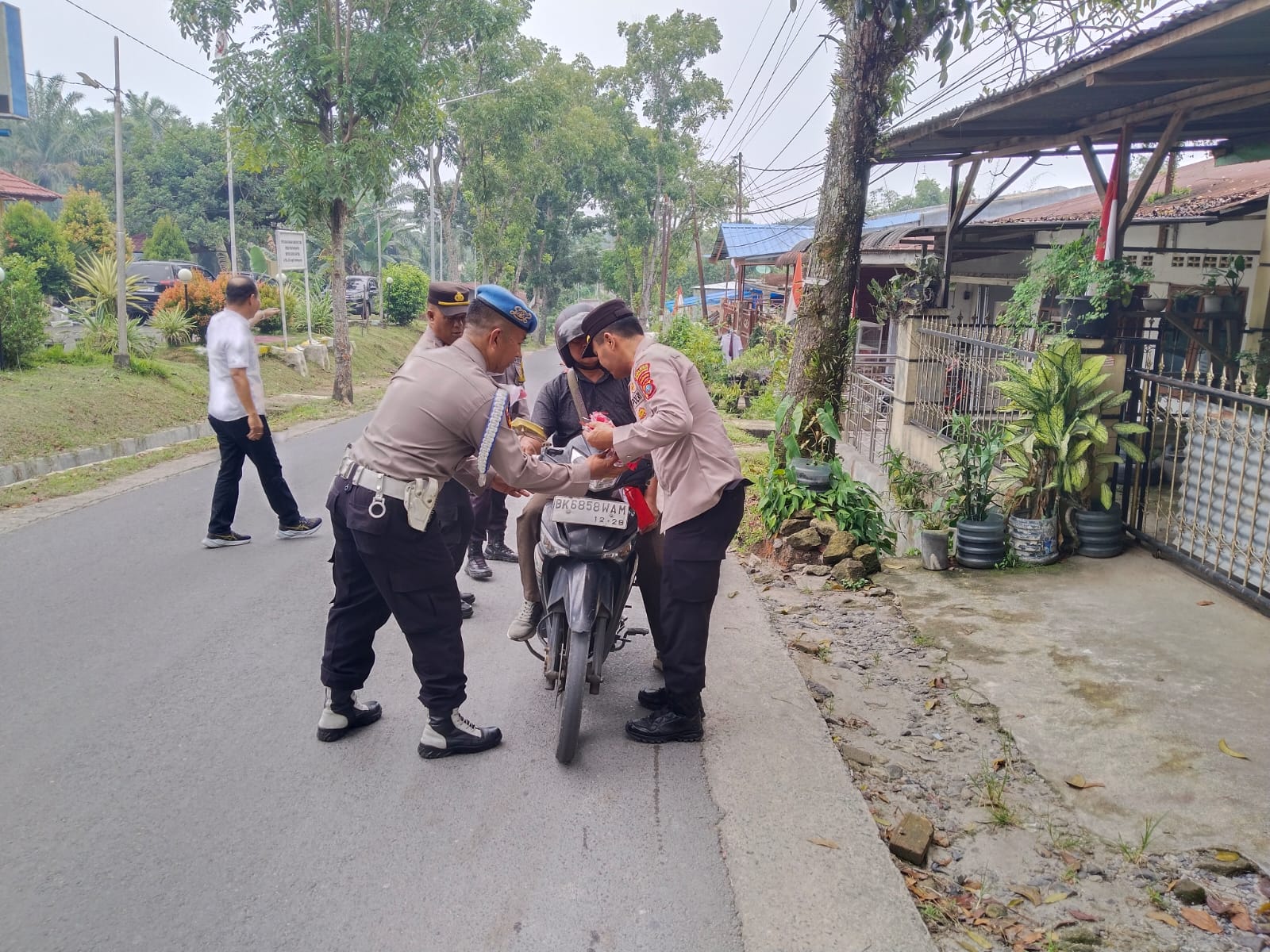 Merah Putih Berkibar di Jalanan Siantar Martoba, Polisi Bagikan 50 Bendera kepada Warga