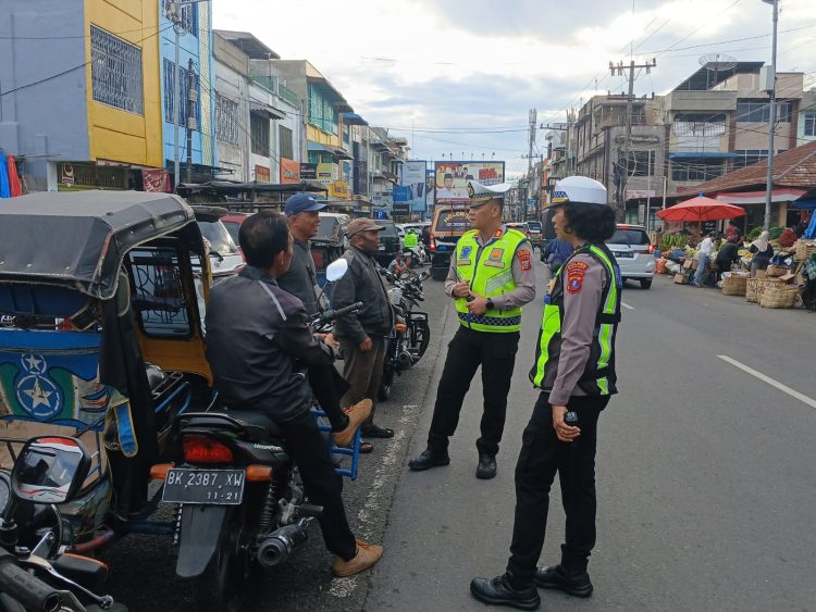 Betor di Pasar Horas Diingatkan Polisi: Jangan Lawan Arus, Jangan Parkir di Badan Jalan!