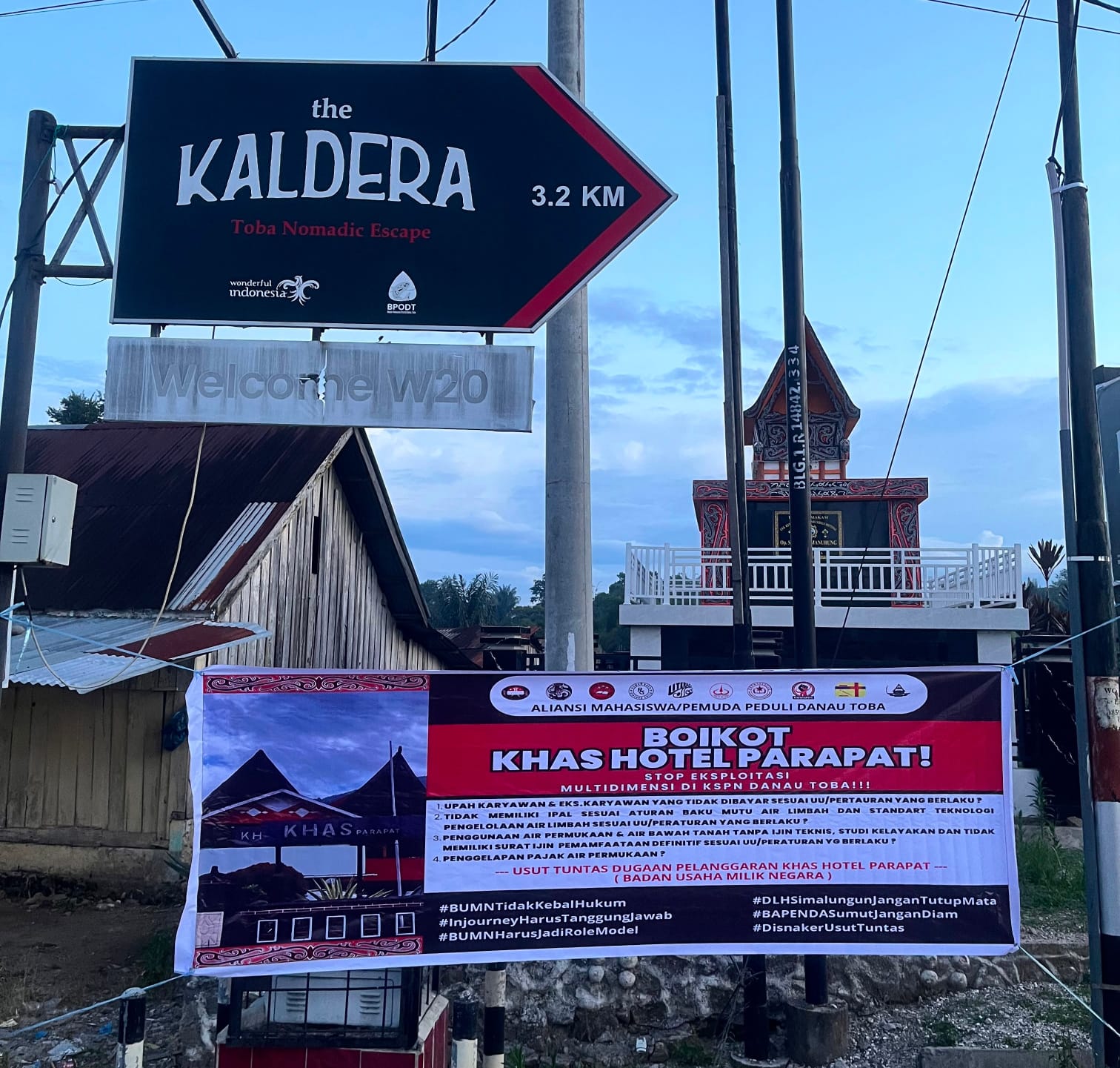 Geger HUT RI ke-81 ! Aksi 1.000 Spanduk Serentak Serang Khas Hotel Parapat, AMPDT Tuding Ada Masalah Pajak, Limbah dan Upah Buruh