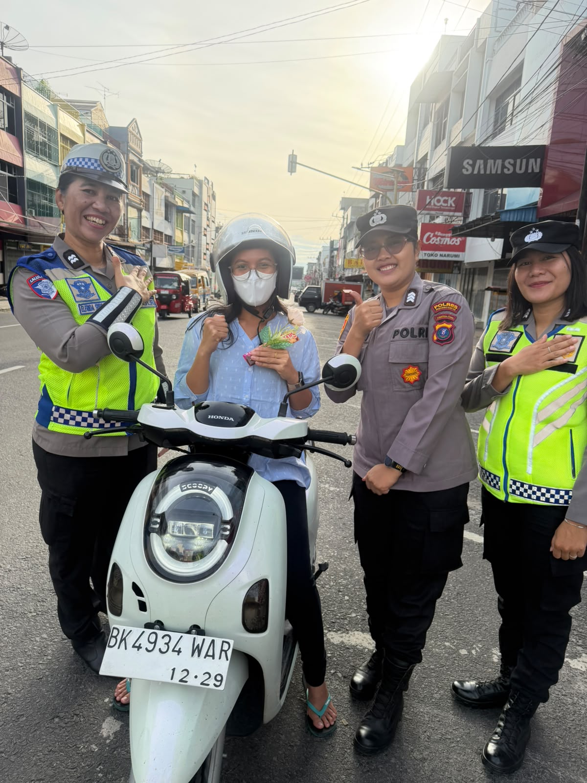 Semarak HUT Polwan ke-78, Polwan Polres Pematangsiantar Sapa Warga di Jalan, Bagikan Bunga dan Coklat