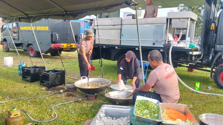 Brimob Polda Sumut Hadir di Tengah Bencana, 500 Porsi Makanan Dibagikan untuk Warga Terdampak Puting Beliung