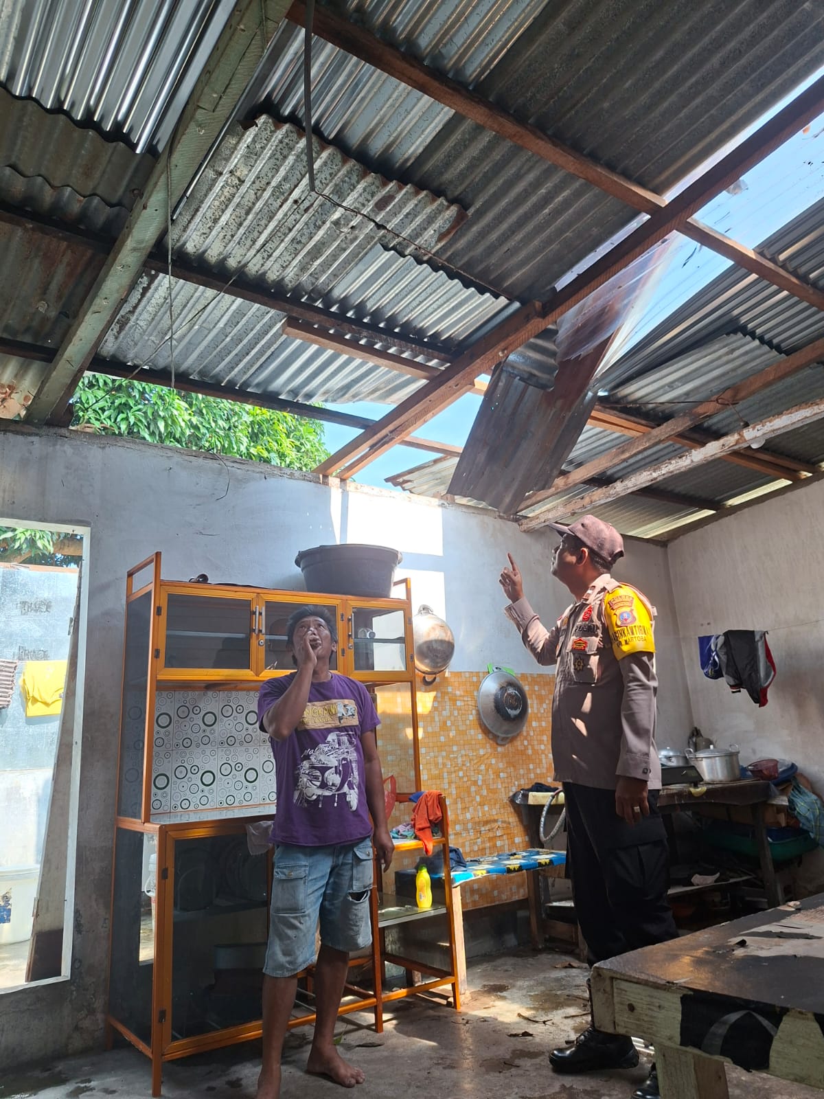 Atap Rumah Warga Diterjang Angin, Polisi Turun Langsung Pastikan Kondisi dan Keselamatan