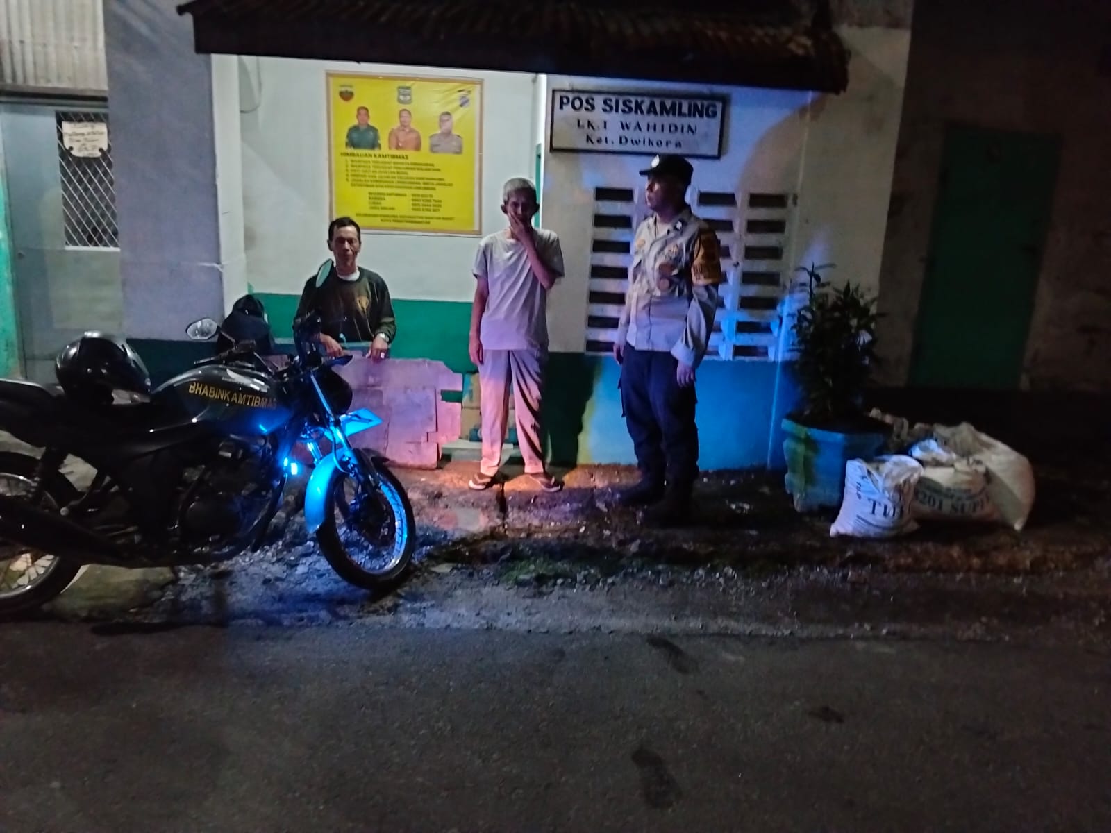 Polisi Sambangi Pos Kamling Malam Hari, Warga Jalan Wahidin Diajak Perkuat Siskamling