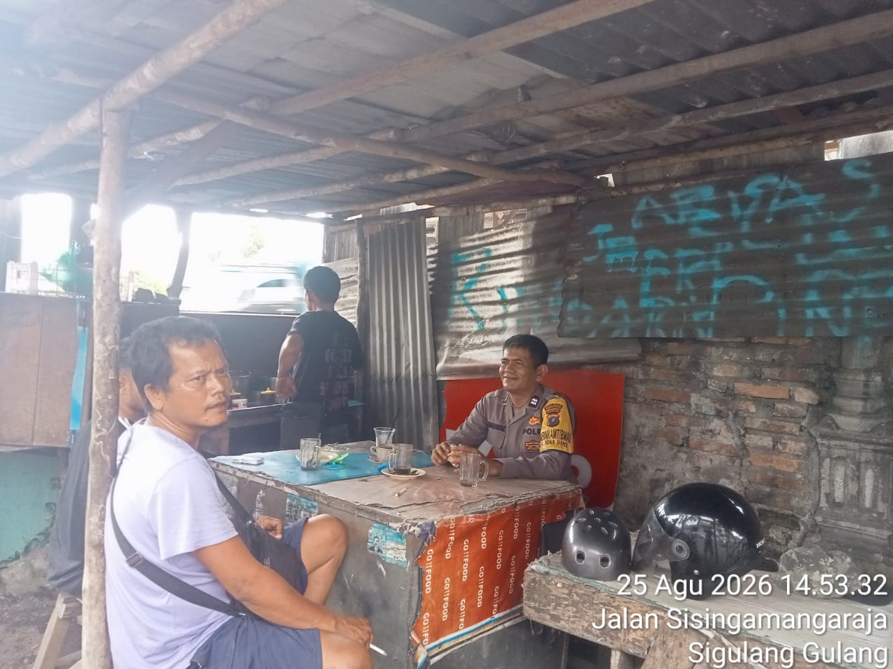Dekat dengan Warga, Bhabinkamtibmas Polsek Siantar Utara Sampaikan Pesan Kamtibmas di Jalan SM. Raja