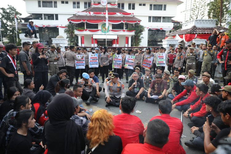 Polrestabes Medan Tunjukkan Pelayanan Humanis, Aksi GMNI Ditutup dengan Bersih-Bersih