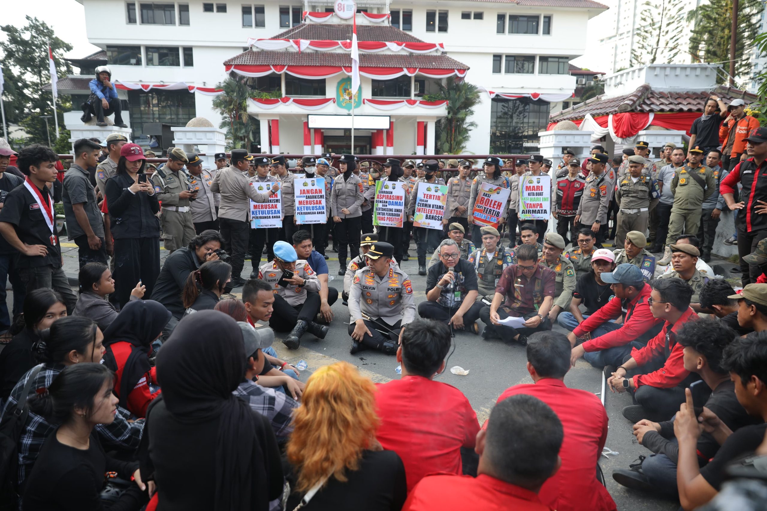 Polrestabes Medan Tunjukkan Pelayanan Humanis, Aksi GMNI Ditutup dengan Bersih-Bersih