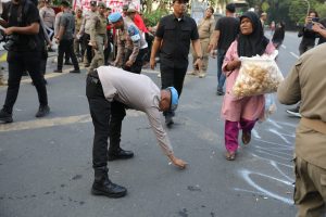 Polrestabes Medan Tunjukkan Pelayanan Humanis, Aksi GMNI Ditutup dengan Bersih-Bersih