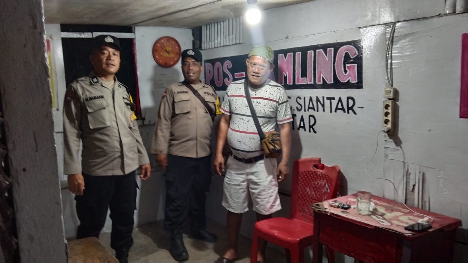 Jaga Kampung Tetap Aman, Bhabinkamtibmas Polsek Siantar Utara Sambangi Pos Kamling Jalan Tanah Jawa