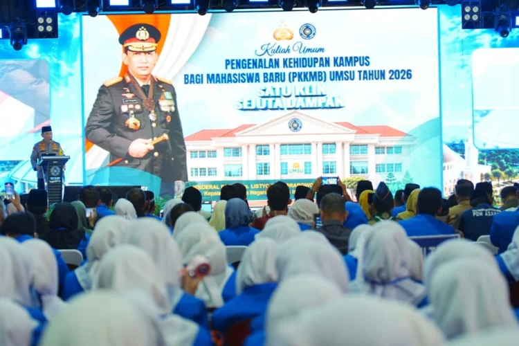Kapolri Dorong Mahasiswa UMSU Jadi Agen Perubahan dan Pemimpin Indonesia Emas 2045 MEDAN — Kapolri Jenderal Polisi Listyo Sigit Prabowo mendorong mahasiswa baru Universitas Muhammadiyah Sumatera Utara (UMSU) untuk mempersiapkan diri sebagai generasi yang berpendidikan, berkarakter, adaptif, dan mampu memberikan kontribusi nyata bagi masyarakat, bangsa, dan negara. Pesan tersebut disampaikan Sigit saat memberikan kuliah umum dalam rangka Pengenalan Kehidupan Kampus bagi Mahasiswa Baru (PKKMB) UMSU 2026 di Kampus Utama UMSU, Kota Medan, Sumatera Utara, Senin (28/9/2026). Kuliah umum tersebut diikuti 6.027 mahasiswa baru dari berbagai bidang pendidikan, mulai dari agama, pendidikan, sosial-politik, pertanian, ekonomi, hukum, teknik, ilmu komputer dan teknologi informasi, kedokteran, hingga jenjang pascasarjana dan doktoral. Dalam paparannya, Sigit mengatakan generasi muda memiliki posisi strategis dalam menentukan arah masa depan Indonesia. Momentum bonus demografi yang diproyeksikan berlangsung pada 2030–2035 menjadi peluang besar apabila diikuti dengan peningkatan kualitas sumber daya manusia. Menurutnya, bonus demografi tidak cukup hanya dilihat dari besarnya jumlah penduduk usia produktif. Potensi tersebut harus diiringi pendidikan berkualitas, peningkatan keterampilan, penciptaan lapangan kerja, kemampuan beradaptasi, serta penguasaan teknologi. Karena itu, mahasiswa diminta tidak hanya berorientasi pada pencapaian akademik dan memperoleh gelar, tetapi juga membangun kapasitas diri sebagai calon pemimpin dan bagian dari solusi atas berbagai persoalan bangsa. “Tahun 2045 merupakan panggung pembuktian bagi kalian dalam memimpin Indonesia,” ujar Sigit. Adaptif Menghadapi Perubahan Sigit mengajak mahasiswa memandang perubahan bukan semata-mata sebagai tantangan, tetapi juga sebagai ruang untuk tumbuh, berinovasi, berkarya, dan mengambil peran. Perubahan tersebut berlangsung di berbagai bidang, mulai dari perkembangan teknologi dan kecerdasan buatan atau artificial intelligence (AI), dinamika geopolitik, perubahan sosial dan ekonomi, hingga persoalan lingkungan dan perubahan iklim. Menurut Sigit, kondisi tersebut membutuhkan generasi yang mampu membaca arah perubahan sekaligus mengoptimalkan potensi yang dimiliki. Pemimpin masa depan, lanjutnya, harus memiliki kemampuan beradaptasi, inovasi, kolaborasi, serta keberanian mengambil tanggung jawab. Kemampuan tersebut perlu dibangun sejak mahasiswa melalui proses pembelajaran dan pengalaman di lingkungan kampus maupun masyarakat. Sigit juga mendorong mahasiswa menjadi pembelajar sepanjang hayat. Perkembangan ilmu pengetahuan dan teknologi yang berlangsung cepat membuat seseorang perlu terus memperbarui pengetahuan dan keterampilannya. “Bangun karakter dan integritas, kuasai teknologi secara bijak dan produktif, berani berkarya serta mengambil peran di tengah masyarakat,” pesan Sigit. Bijak Menggunakan Teknologi dan AI Dalam kuliah umum tersebut, Sigit turut menyoroti perkembangan teknologi digital dan AI yang menghadirkan peluang sekaligus risiko bagi generasi muda. Kemajuan teknologi membuka ruang bagi mahasiswa untuk belajar, melakukan penelitian, mengembangkan kreativitas, berinovasi, membangun usaha, dan memperluas akses terhadap berbagai sumber pengetahuan. Namun, perkembangan ruang digital juga diikuti dengan munculnya berbagai bentuk kejahatan dan ancaman, seperti penipuan daring, pencurian data, phishing, judi online, hoaks, disinformasi, deepfake, hingga kejahatan yang memanfaatkan teknologi AI. Karena itu, penguasaan teknologi harus disertai dengan karakter, integritas, dan literasi digital. Mahasiswa diingatkan agar tidak sekadar menjadi pengguna teknologi, tetapi mampu memanfaatkannya secara produktif dan bertanggung jawab. Sigit juga mengingatkan bahwa tingginya penggunaan internet dan media sosial di Indonesia perlu diimbangi kemampuan masyarakat dalam memilah informasi. Dalam paparannya, ia menyebut data Digital News Report 2026 yang mencatat 64 persen responden di Indonesia memperoleh berita melalui media sosial, sementara 48 persen menjadikan media sosial dan jaringan video sebagai sumber utama informasi. Kondisi tersebut, menurut Sigit, membuat kemampuan berpikir kritis semakin penting. Mahasiswa harus mampu memeriksa informasi sebelum mempercayai, menyebarkan, atau menjadikannya dasar untuk mengambil tindakan. Ia juga menyoroti fenomena bandwagon effect, yaitu kecenderungan seseorang mengikuti pandangan atau tindakan karena banyak orang melakukan hal yang sama. Di ruang digital, fenomena tersebut dapat mempercepat penyebaran informasi yang keliru, membentuk sentimen publik, serta memicu tindakan kolektif yang berpotensi mengganggu keamanan dan ketertiban. Selain hoaks dan disinformasi, ruang digital juga dapat dimanfaatkan untuk berbagai tindak kejahatan, termasuk penipuan berkedok lowongan kerja luar negeri, perdagangan orang, serta peredaran narkoba dan penyebaran paham ekstrem. Karena itu, Sigit mengajak mahasiswa menjadi pengguna teknologi yang bertanggung jawab sekaligus ikut menciptakan ruang digital yang sehat. Mahasiswa sebagai Agen Perubahan Sigit juga menempatkan mahasiswa sebagai kelompok yang memiliki peran penting sebagai agen perubahan. Menurutnya, ilmu pengetahuan dan kemampuan yang diperoleh di perguruan tinggi seharusnya tidak berhenti di lingkungan akademik. Mahasiswa perlu mengimplementasikan pengetahuan tersebut untuk memberikan manfaat bagi masyarakat. “Menjadi agen perubahan, menginisiasi dan mengajak masyarakat melakukan perubahan positif serta berpartisipasi dalam pembangunan,” ujar Sigit. Kontribusi mahasiswa dapat dilakukan sesuai dengan bidang keilmuan masing-masing. Bentuknya antara lain mendukung ketahanan pangan dan energi, mendorong transformasi digital, mengembangkan pemberdayaan ekonomi masyarakat, menjaga lingkungan, serta menciptakan inovasi dan kewirausahaan. Mahasiswa juga didorong untuk melihat kewirausahaan sebagai salah satu ruang kontribusi. Selain menciptakan peluang bagi diri sendiri, kegiatan tersebut dapat membuka lapangan pekerjaan dan memberikan dampak ekonomi bagi masyarakat. Jaga Persatuan dan Keamanan Selain menjadi agen perubahan, mahasiswa diharapkan berperan sebagai pelopor keamanan dan ketertiban masyarakat atau kamtibmas serta perekat persatuan. Sigit meminta mahasiswa ikut menjaga kerukunan, menghargai perbedaan, menangkal hoaks dan provokasi, serta mengajak masyarakat menjauhi narkoba, kekerasan, intoleransi, dan tindakan anarkis. “Menjaga kerukunan, menangkal hoaks dan provokasi, serta mengajak masyarakat menjauhi narkoba, kekerasan, intoleransi, dan tindakan anarkis,” pesan Sigit. Peran tersebut, menurutnya, semakin penting di tengah perkembangan teknologi dan media sosial yang memungkinkan informasi menyebar dengan sangat cepat. Mahasiswa diharapkan tidak menjadi bagian dari penyebaran konten yang memecah belah, tetapi justru menggunakan ruang digital untuk memperkuat persatuan, menyebarkan informasi yang bermanfaat, serta membangun komunikasi yang sehat. Jalankan Tridarma Perguruan Tinggi Di lingkungan kampus, Sigit mendorong mahasiswa menjalankan Tridarma Perguruan Tinggi yang meliputi pendidikan, penelitian, dan pengabdian kepada masyarakat. Mahasiswa juga diminta membangun budaya akademik yang sehat, menjaga integritas, mengembangkan kompetensi, serta mengejar prestasi di bidang masing-masing. Lingkungan kampus, menurut Sigit, menjadi tempat penting untuk membentuk karakter dan kepemimpinan. Karena itu, mahasiswa perlu memanfaatkan masa perkuliahan untuk mengembangkan kemampuan akademik sekaligus kemampuan bekerja sama, berkomunikasi, memecahkan masalah, dan mengambil keputusan. Kehidupan kampus juga harus dijaga agar tetap aman dan kondusif. Mahasiswa didorong menolak narkoba, kekerasan, perundungan, intoleransi, serta berbagai tindakan yang dapat mengganggu persatuan. Menyiapkan Generasi Indonesia Emas 2045 Sigit mengatakan seluruh potensi Indonesia membutuhkan sumber daya manusia yang berkualitas agar dapat diubah menjadi kekuatan pembangunan dan kesejahteraan. Selain bonus demografi, Indonesia memiliki sumber daya alam dan potensi ekonomi yang besar. Namun, pemanfaatan potensi tersebut membutuhkan generasi yang memiliki pengetahuan, keterampilan, karakter, integritas, serta kemampuan beradaptasi terhadap perubahan. Di tengah lingkungan strategis global yang terus berubah, Indonesia juga menghadapi berbagai tantangan, mulai dari perkembangan geopolitik, tekanan ekonomi, perubahan iklim, hingga akselerasi teknologi dan AI. Situasi tersebut menuntut hadirnya pemimpin yang mampu memahami persoalan secara komprehensif, beradaptasi dengan perubahan, membangun kolaborasi, serta tetap memiliki arah dan integritas dalam mengambil keputusan. Karena itu, Sigit mengajak mahasiswa mulai mempersiapkan diri sejak bangku kuliah. Masa pendidikan tidak hanya menjadi perjalanan untuk memperoleh gelar akademik, tetapi juga proses menempa kemampuan, karakter, kepemimpinan, dan keberanian untuk mengambil tanggung jawab. Mahasiswa UMSU diharapkan mampu mengembangkan ilmu dan keterampilan sesuai bidang masing-masing, memanfaatkan teknologi secara bijak, berani berinovasi, serta memberikan manfaat bagi masyarakat. Dengan bekal tersebut, generasi muda tidak hanya dipersiapkan sebagai pencari kerja, tetapi juga sebagai pencipta peluang, penggerak pembangunan, dan pemimpin yang mampu menghadirkan perubahan positif. Sigit berharap mahasiswa baru UMSU dapat memanfaatkan masa perkuliahan sebagai momentum untuk mempersiapkan diri menghadapi perubahan dan mengambil peran dalam pembangunan Indonesia. Dari ruang-ruang pendidikan hari ini, generasi muda diharapkan tumbuh menjadi pribadi yang memiliki ilmu, karakter, integritas, kemampuan beradaptasi, serta keberanian untuk berkontribusi bagi masyarakat, bangsa, dan negara menuju Indonesia Emas 2045.