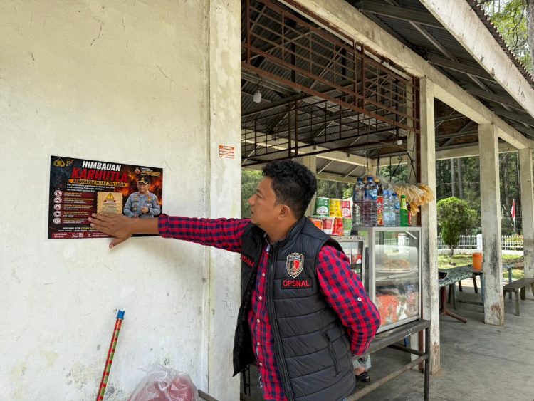 Cegah Karhutla Sejak Dini, Sat Reskrim Polres Simalungun Sambangi Warga hingga Tempel Stiker Imbauan