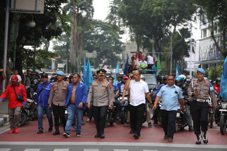 Usai dari DPRD Sumut, Jean Calvijn Long March Bersama Ratusan Buruh Menuju PN Medan