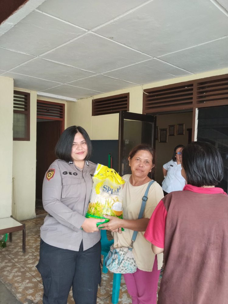 Disambut Antusias Warga, 100 Zak Beras SPHP Ludes Terjual di GPM Polsek Siantar Selatan