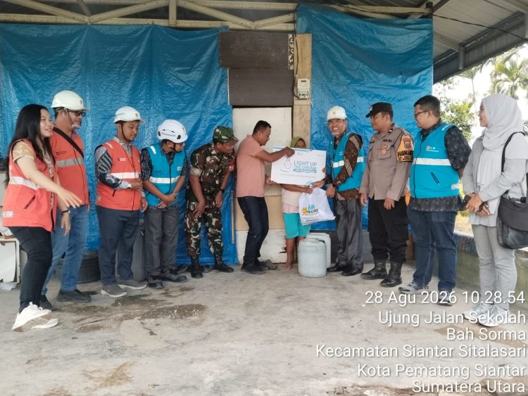 Bhabinkamtibmas Hadir di Tengah Warga, Dampingi Penyerahan Listrik Gratis untuk Ibu Rubiah