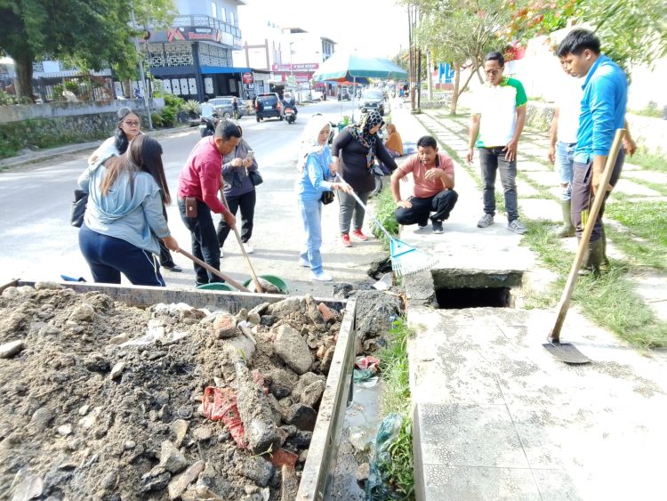 Peduli Lingkungan, Bhabinkamtibmas Polsek Siantar Martoba Gotong Royong Cegah Banjir di Jalan Rajamin Purba