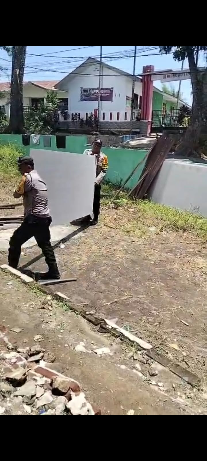 Ulurkan Tangan di Tengah Musibah, Polsek Siantar Barat Gotong Royong Bangun Rumah Warga Korban Angin Kencang