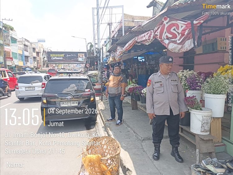 Patroli Jalan Kaki, Polsek Siantar Barat Kawal Keamanan Pengunjung dan Pedagang di Pasar Horas