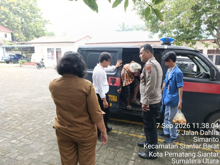 Respons Cepat Laporan Warga via 110, Polsek Siantar Martoba Evakuasi Perempuan Linglung ke Dinsos